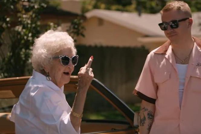 Macklemore na 100. urodzinach swojej babci