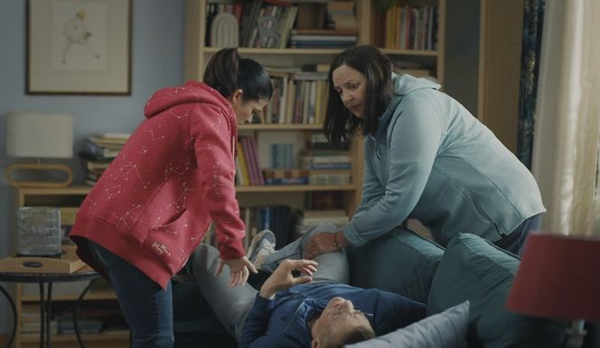 M jak miłość, odcinek 1882. Kinga (Katarzyna Cichopek), Piotrek (Marcin Mroczek), Krysia (Hanna Mikuć)