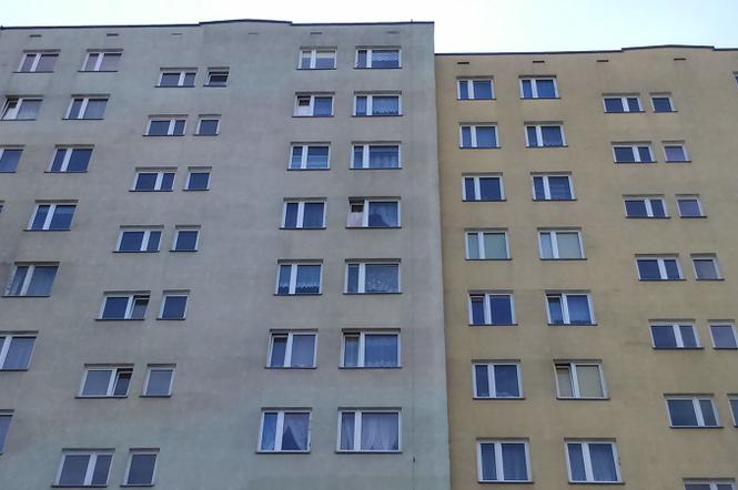 Toruń: Czterolatek wypadł z wieżowca. Świadkowie relacjonują przerażający moment!