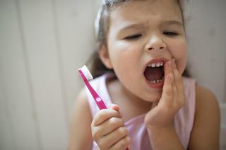 Ból zęba u dziecka - jak pomóc maluchowi i kiedy iść do dentysty?