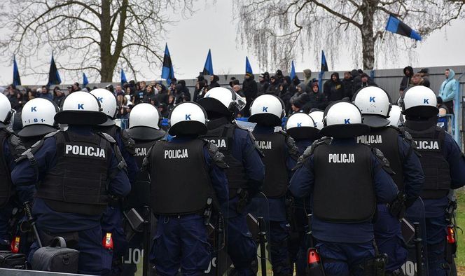 Policja na meczu w Jarosławiu. Kibice wbiegli na murawę 