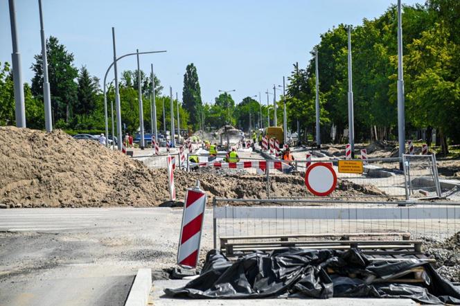 Budowa linii tramwajowej na JAR na półmetku. Tak wyglądają prace w Toruniu