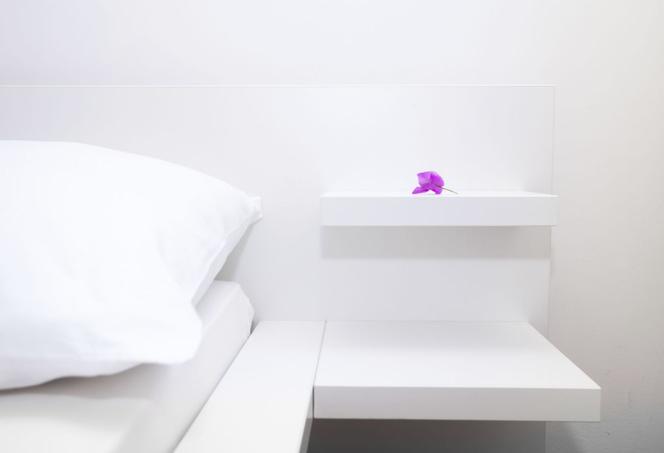 Półki ścienne w minimalistycznym stylu: wybieramy półki wiszące do sypialni