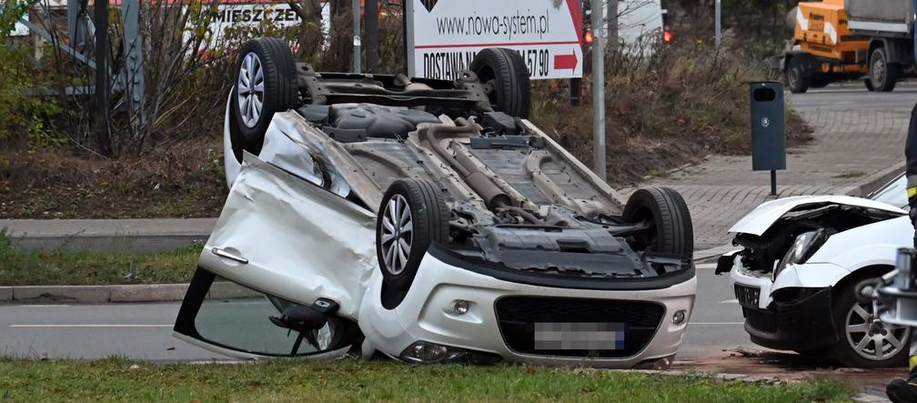 Wypadek na ul. 26 Kwietnia w Szczecinie. Dachował samochód