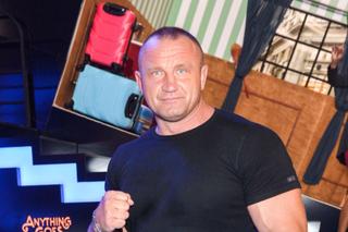 Mariusz Pudzianowski złapał za kosiarkę i rozpalił zmysły fanek. Od jego klaty ciężko oderwać wzrok!