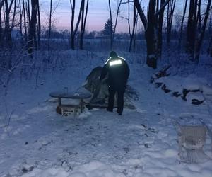 Tarnów. Dwaj bezdomni próbowali przetrwać mroźną noc w prowizorycznym namiocie