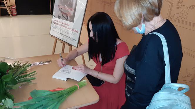 Tłumy czytelników na spotkaniu autorskim Katarzyny Łuczyńskiej! „Grzeszna i święta” ma szansę stać się bestsellerem!