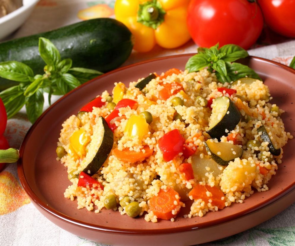 Kuskus, pieczone warzywa i pikantne pesto. To przepis na idealny lunch do pracy