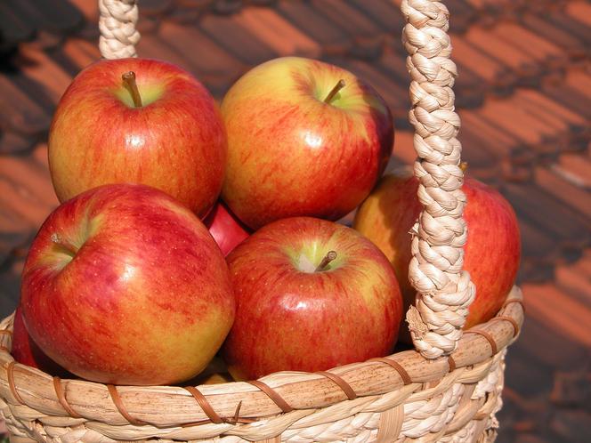 Jabłka w karmelu: przepis na smaczny deser idealny na zimę
