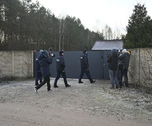 Policjanci pojawili o świcie przed domem Zbiginewa Ziobro w Jeruzalu (woj. łódzkie). Mieli doprowadzić go na przesłuchanie przed sejmową komisję śledczą ds. Pegasusa. Polityka nie było na miejscu