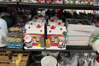 Świąteczne ozdoby w sklepach już w sierpniu. Można kupić bombki, łańcuchy choinkowe i dekoracje na Boże Narodzenie