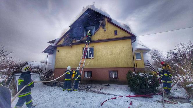 Pożar w Hajnówce. Matka z synem w jednej chwili stracili wszystko [ZDJĘCIA]