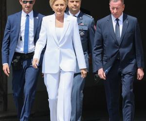 Agata Duda w białym garniturze uczestniczy u boku prezydenta w obchodach Święta Służby Ochrony Państwa. Jak wyglądała?