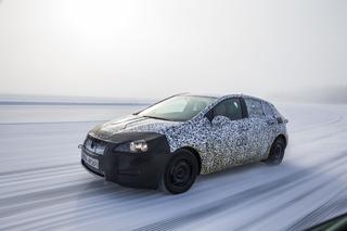 Nowy Opel Astra na oficjalnych zdjęciach, ale jeszcze z kamuflażem