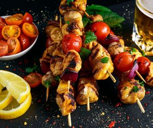 Nadziewam na patyczki i piekę. To najlepszy przepis na szaszłyki, jaki znam 