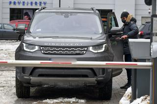 Cezary Pazura i Edyta Pazura jeżdżą Land Roverem Discovery
