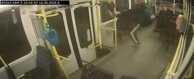 Grupa nastolatków zdemolowała tramwaj
