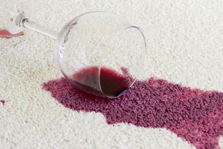 Rozlane wino na dywanie
