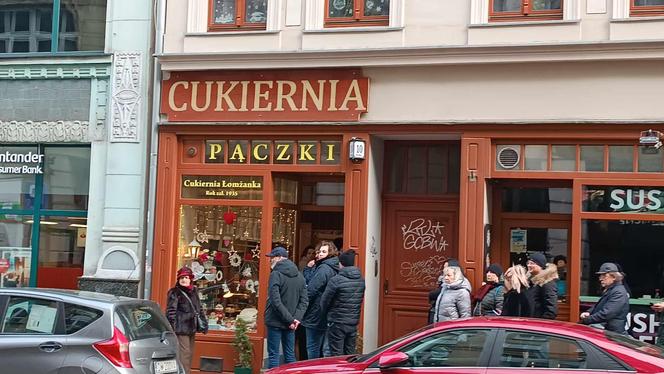 Tłusty czwartek we Wrocławiu. Mieszkańcu rzucili się na pączki! Ogromne kolejki [ZDJĘCIA]