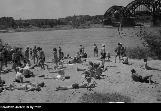 Jak dawniej wyglądało plażowanie? Te zdjęcia to prawdziwe perełki! [GALERIA]