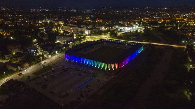 Test iluminacji elewacji stadionu w Nowym Sączu 