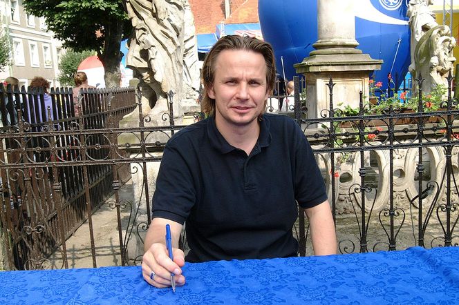 Bartłomiej Topa: Szlachcic z manią wielkości w serialu "1670", a w życiu wzór czułości i troski