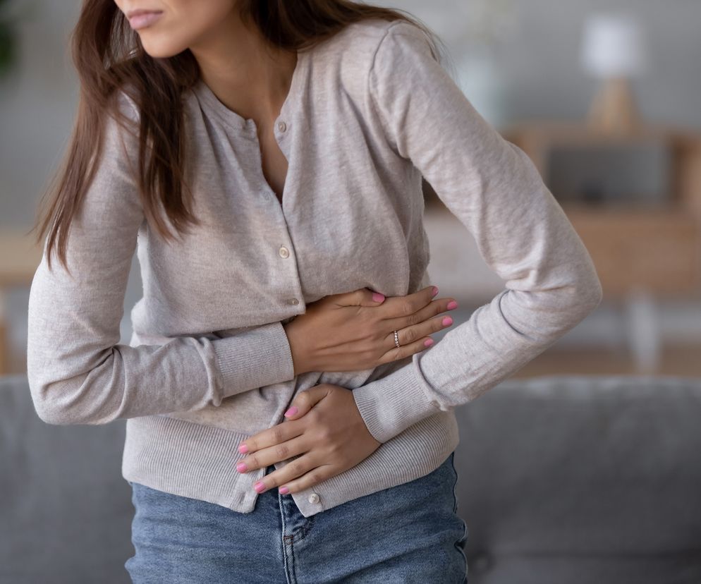 Przewlekłe zapalenie trzustki może objawiać się dokuczliwym bólem brzucha i biegunką.