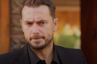 W domu zjawi się policja i zakuje ją w kajdanki.