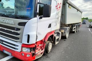 Barczewo. Kolizja trzech pojazdów na DK 16. W ciężarówce wystrzeliła opona [ZDJĘCIA]