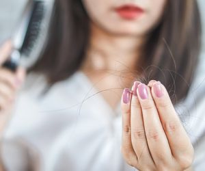 Wypadanie włosów spędza ci sen z powiek? Oto sprawdzone sposoby