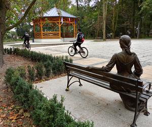 Jesienią w siedleckim parku miejskim Aleksandria nie brakuje amatorów spacerów i aktywności na świeżym powietrzu