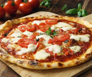 Aromatyczna pizza z kurczakiem i warzywami. Najłatwiejszy przepis na włoski przysmak 