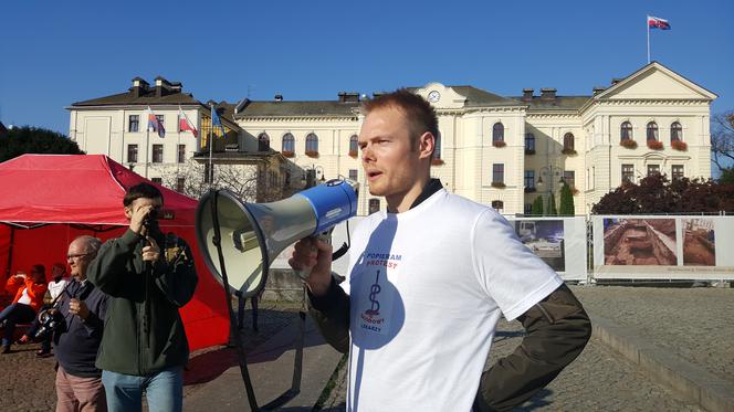 Rezydenci z bydgoskich szpitali protestowali na Starym Rynku