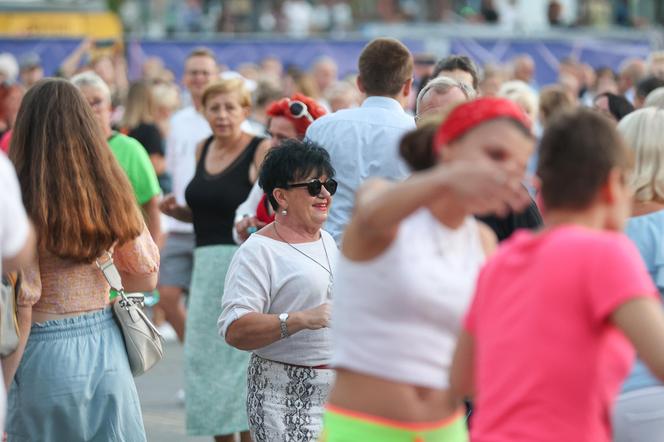 Potańcówka przed teatrem w Katowicach