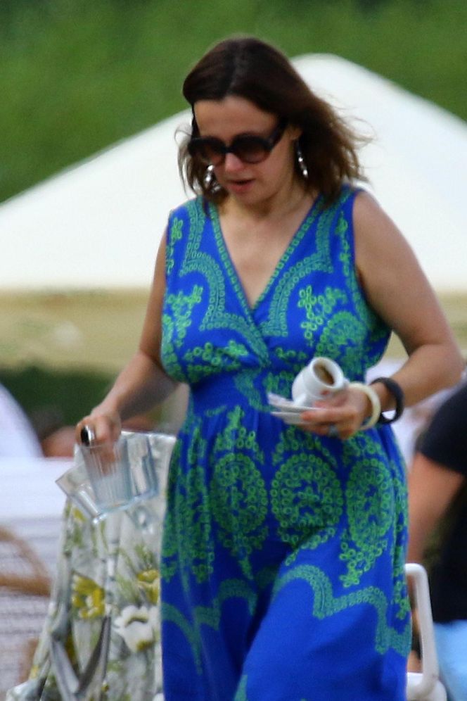 Renata Dancewicz kurzy na plaży