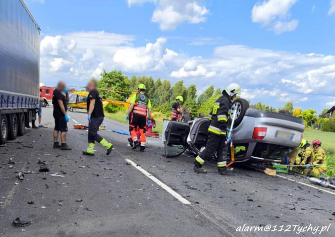 Wypadek w Chełmie Śląskim. Kierowca wjechał pod ciężarówkę
