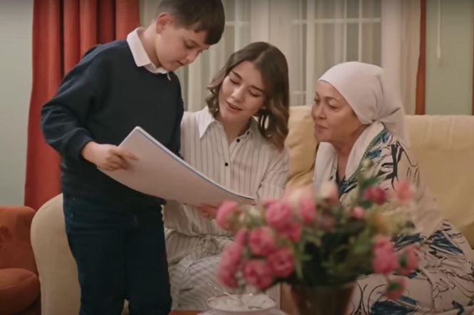 Mały Ali chce wręczyć Halilowi specjalny rysunek 