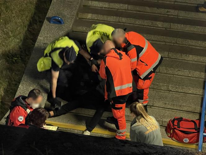 Warszawa. Mężczyzna spadł ze schodów przy zejściu do metra Służew. Leżał na ziemi przez kilkadziesiąt minut!