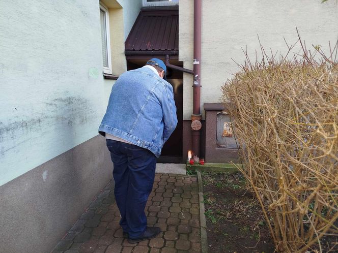 Sąsiedzi mieszkania w którym nożownik zaatakował ratowników, wciąż są w szoku