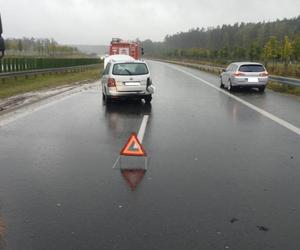 Poważny wypadek na S5 koło Leszna. Samochód uderzył w małzeństwo