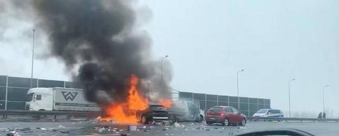 Karambol na autostradzie A4. Zderzyły się cztery samochody. Jeden stanął w płomieniach. Potężne utrudnienia