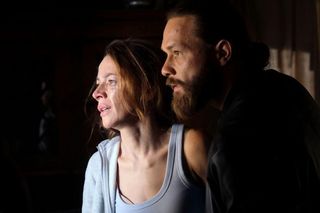 M jak miłość odc. 1844. Martyna (Magdalena Turczeniewicz), gangster Robert (Kamil Drężek)