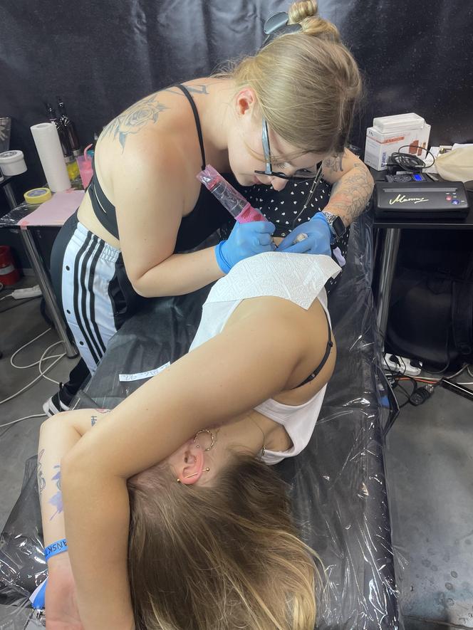 Magda i Zuza z Eski Trójmiasto zrobiły sobie tatuaż na Tattoo Konwencie w Gdańsku