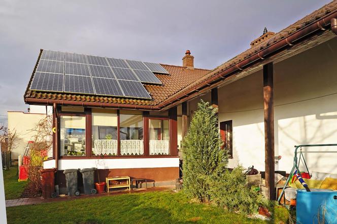 Jak się żyje w domu z fotowoltaiką, magazynem energii i...elektrykiem? Opowiadają właściciele