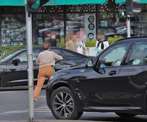 Monika Richardson pędzi na hulajnodze