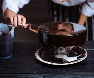 Polewa czekoladowa lustrzana do tortów: przepis na lśniącą polewę czekoladową
