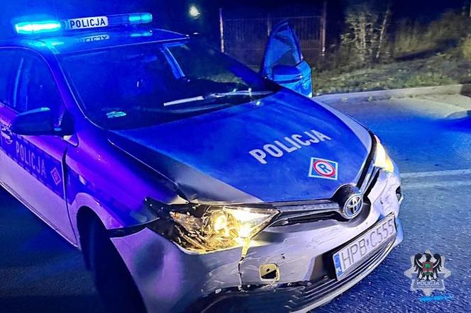 Poświęcili radiowóz, by zatrzymać uciekiniera. 17-latek chciał przejechać policjanta 