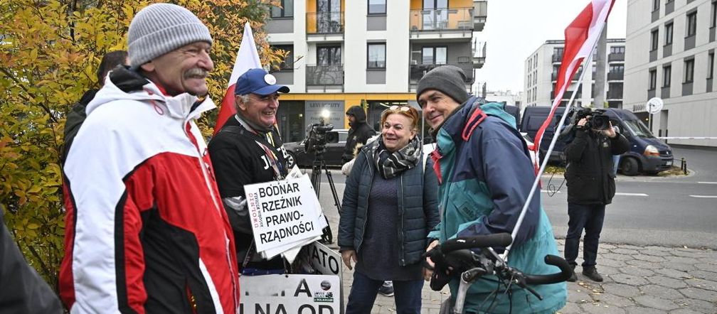 Oczekiwanie na wyjście ks. Michała Olszewskiego na wolność