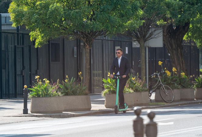 Ryszard Petru na hulajnodze