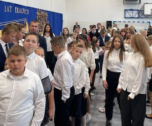 Pierwsza Dama uczciła z uczniami 100 lat od nadania imienia Stefana Batorego Szkole Podstawowej w Liwie